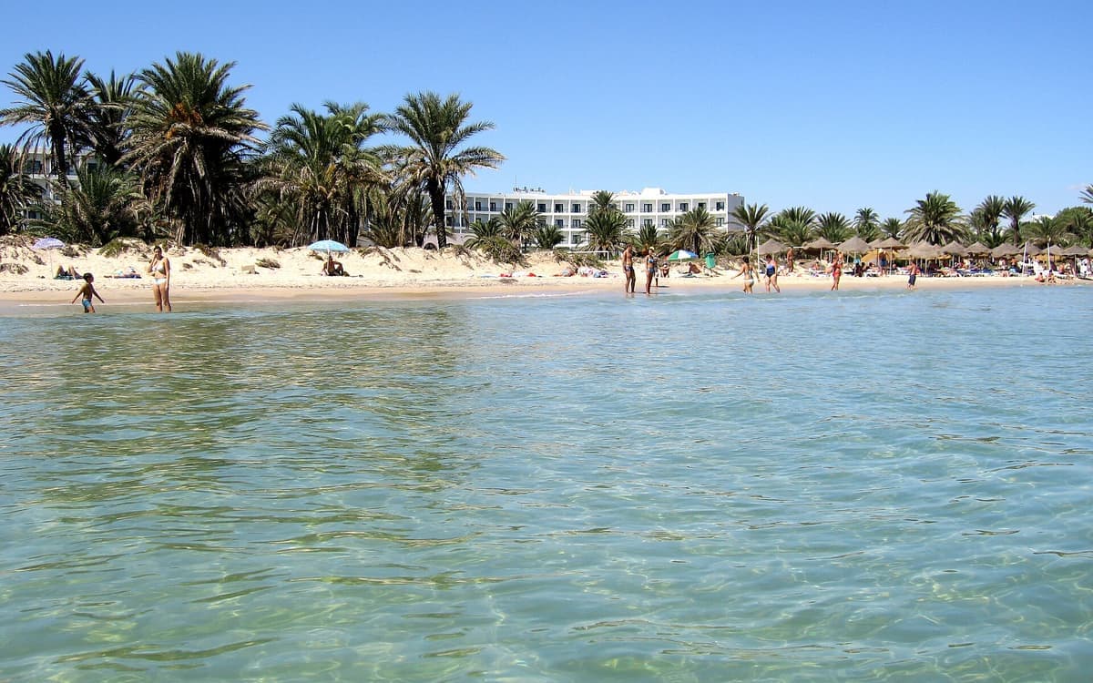 La plage de Sousse, eau turquoise et palmiers